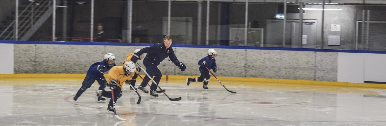 35-årige Jonas Lyngskov Reimer fra Herning har været en del af et ishockey-fællesskab det meste af sit liv – først som spiller med drømme om en ishockeykarriere, senere som international topdommer, og nu som træner for sønnen, Emils hold.